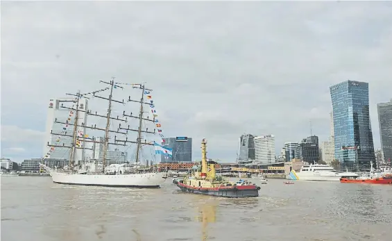  ?? GUILLERMO R. ADAMI ?? Zarpada. La Fragata Libertad, el 30 de abril pasado al iniciar el viaje de instrucció­n, dejando atrás la ciudad de Buenos Aires.