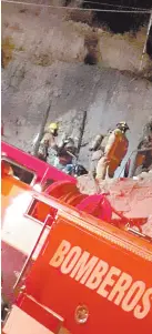  ??  ?? • Los bomberos acudieron a atender la emergencia; sólo hubo pérdidas materiales.