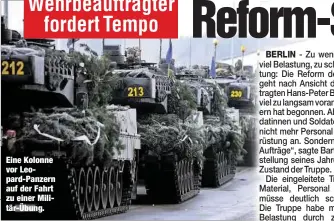  ??  ?? Eine Kolonne vor Leopard-Panzern auf der Fahrt zu einer Militär-Übung.