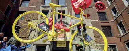  ??  ?? Bici-simbolo Una bicicletta simbolica davanti alla Camera di commercio di Milano (foto LaPresse)