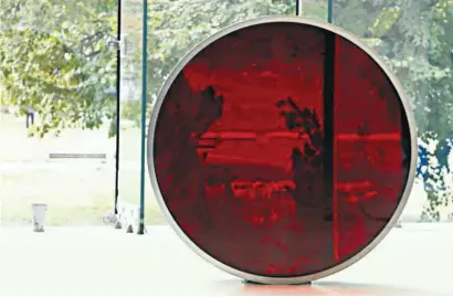  ??  ?? Rzeźba „Blood Cinema” („Kino krwi”) autorstwa Anisha Kapoora, brytyjskie­go artysty pochodzące­go z Indii