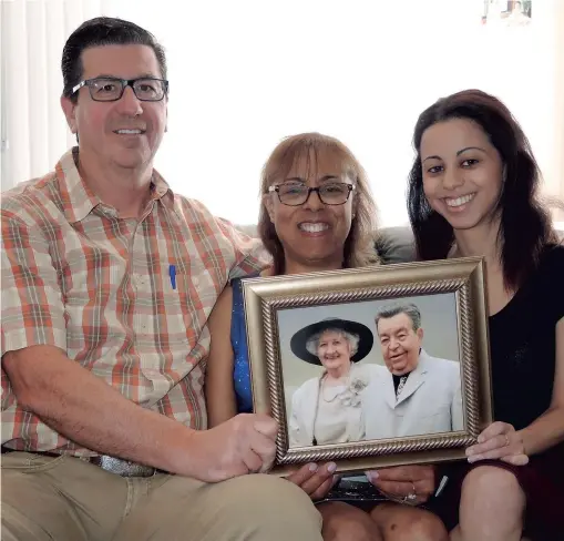  ?? PHOTO HUGO DUCHAINE ?? Francois Canty, son épouse Deborah Rigg et leur fille Stéphanie tiennent fièrement un portrait de Rita et Oscar Canty. Les deux octogénair­es de Lachine, mariés et inséparabl­es depuis 59 ans, sont morts à un jour d’intervalle la semaine dernière.