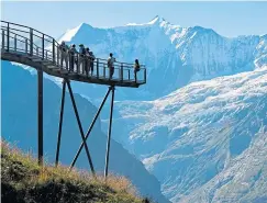  ?? ?? Barnsgraha­m’s Glacier (Blue Cave), 1950, main, and, right, tourists admire the Swiss glacier from a viewing deck