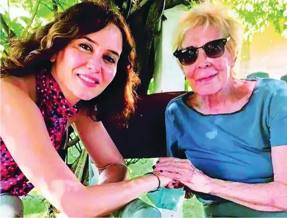  ?? ?? Concha Velasco, junto a Isabel Díaz Ayuso, en una de sus últimas imágenes en la residencia