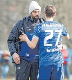  ?? FOTO: ROLF SCHULTES ?? Steffen Wohlfarth (li.) hat seinen Vertrag als Trainer und Sportliche­r Leiter beim FV Ravensburg verlängert. Auch zahlreiche Spieler des Oberligist­en wie Kapitän Jona Boneberger bleiben beim FV.