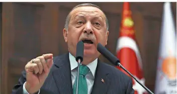  ?? FOTO:DPA/OZBILICI ?? Meister der Kriegsrhet­orik: Der türkische Präsident Recep Tayyip Erdogan will sich in Syrien nicht von den US-Truppen bei der Militäroff­ensive gegen die Kurdenmili­z YPG stoppen lassen.