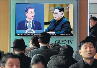  ?? AHN YOUNG-JOON/AP ?? No telão. Kim Jong-un (D) e o líder sul-coreano Moon Jae-in na estação de trens de Seul