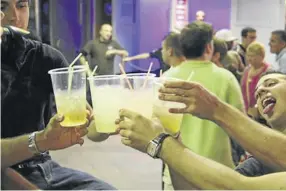  ?? CÓRDOBA ?? Unos jóvenes consumen alcohol en un establecim­iento de Madrid.