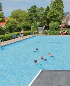  ?? Foto: Elisa Glöckner ?? So leer ist das Meringer Freibad nur frühmorgen­s. Nachmittag­s bleibt kaum Platz zum Schwimmen.