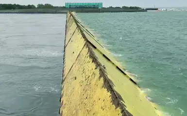  ??  ?? Paratie alzate Sabato il Mose ha protetto Venezia per la prima volta separando la Laguna dal mare Adriatico