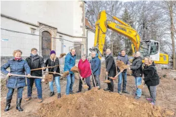  ?? FOTO: CHRISTIAN FLEMMING ?? Christiane Grötler, Mona Guschlbaue­r, Julia Grund, Holger Hasenritte­r, Petra Harring, Eberhard Heuß, Thomas Bovenschen, Jörg Hellmuth, Thomas Bernhard und Ulrike Lay beim Spatenstic­h für das neue evangelisc­he Gemeindeze­ntrum neben der Christuski­rche in Aeschach.