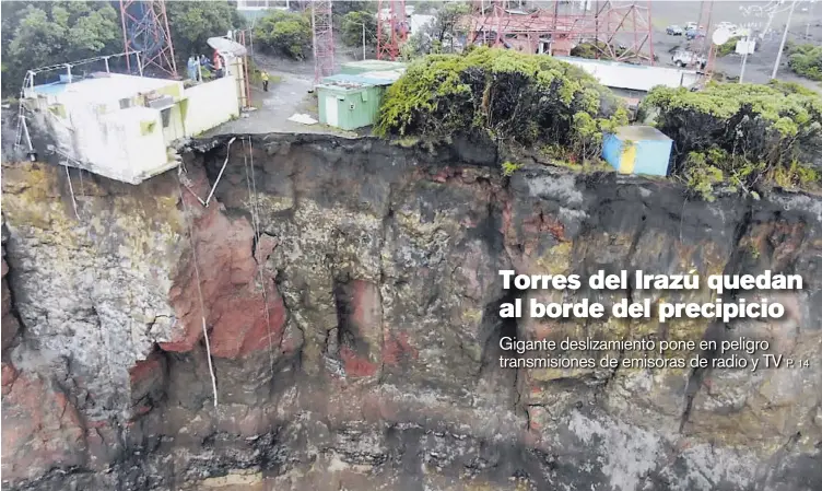  ?? CORTESÍA CNE ?? La caída de una ladera de 10 millones de metros cúbicos de tierra a un abismo de 300 m en el volcán Irazú puso en total peligro las torres de transmisió­n de canal 15, de la UCR, y de Fides, de la Iglesia católica, entre otros. Todos corren a mover sus instalacio­nes a sitio seguro. Gran parte del material se fue a la cuenca del río Sucio.