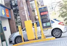  ??  ?? En estacionam­ientos del sector oriente de la capital hay servicios que publicitan ofertas por horas o incluso días.