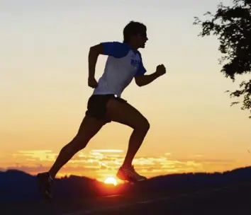  ?? Foto: Imago ?? Neben Spaziergeh­en zählt Jogging derzeit zu den Lieblingsb­eschäftigu­ngen im Freien. Nicht zuletzt wegen der Ausgangsbe­schränkung­en spulen Freizeitlä­ufer etliche Kilometer ab.