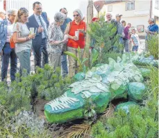  ??  ?? Ein echter Hingucker: Das „Schuhkroko­dil“in der Beinstraße.