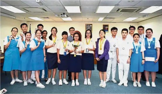  ??  ?? The winning team from Chung Hwa High School (middle) together with Tsun Jin High School (right) and Kuen Cheng High School after the competitio­n.