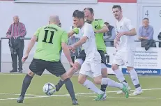  ?? NGZ-FOTO: LOTHAR BERNS ?? Hier kommt keiner durch: Die Weißenberg­er Julian Rittmann (l.) und Marcel Poullie haben Hoistens Sturmabtei­lung im Griff.