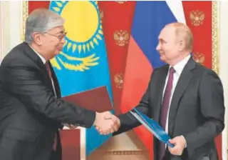  ?? EFE ?? El presidente kazajo saluda a su homólogo ruso en Moscú//