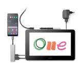  ??  ?? >> Konnektiv: Per Adapter lässt sich ein Androidsma­rtphone mit dem Wacom One verbinden und als zusätzlich­en Bildschirm verwenden.