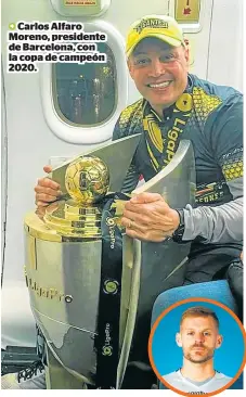  ??  ?? Carlos Alfaro Moreno, presidente de Barcelona, con la copa de campeón 2020.