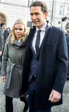  ??  ?? Cancellier­e Sebastian Kurz, 31 anni, con la fidanzata Susanne Thier, 26