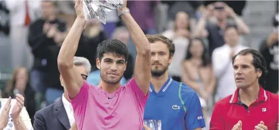  ?? Foto: dpa ?? Carlos Alcaraz führt wieder die Weltrangli­ste im Tennis vor Novak Djokovic an.