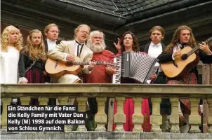  ??  ?? Ein Ständchen für die Fans: die Kelly Family mit Vater Dan Kelly (M) 1998 auf dem Balkon von Schloss Gymnich.