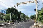  ?? GALIH WICAKSONO/JAWA POS ?? TUNGGU PERESMIAN: Jalan dr Wahidin Sudirohudo­so yang ditutup sejak Juni lalu segera dibuka lagi setelah proyek underpass selesai.