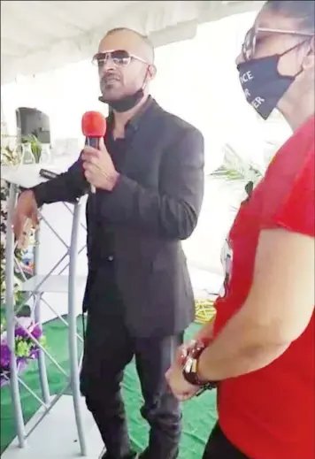  ??  ?? Roger Khan speaking at Ricardo Fagundes’ funeral yesterday.