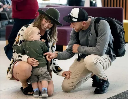  ?? ANDY JACKSON/STUFF ?? Lennox O’Sullivan and his mum Krystal were on hand to greet Aaron Pittaway at New Plymouth Airport yesterday.