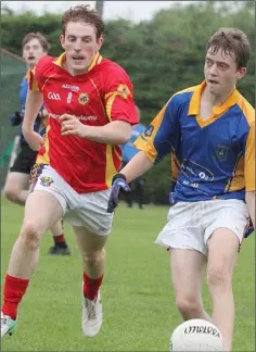  ??  ?? Darragh Winters of Aughermon Gaels delivers the ball as Zeb Finn (Davidstown-Courtnacud­dy) closes in.