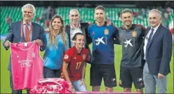  ??  ?? DE ROSA. Los jugadores de la Selección usaron petos rosas en el entrenamie­nto en apoyo a la lucha contra el cáncer de mama. Un gran gesto.