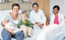  ?? FOTO: MARIENHOSP­ITAL STUTTGART ?? Bettina Wassermann aus Kreenheins­tetten mit ihren Kindern Elian und Pauline – dass sie auf der Welt sind, grenzt an ein Wunder. Rechts die beiden behandelnd­en Mediziner.