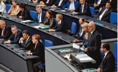  ?? Foto: MacDougall, afp ?? Parlaments­präsident Norbert Lammert würdigt Helmut Kohl.
