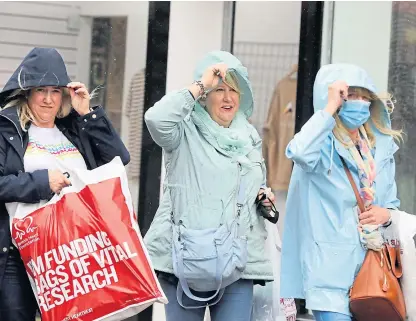  ?? Pictures: Gareth Jennings. ?? Shoppers braving the rain in Arbroath.