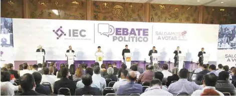  ??  ?? Confrontac­ión. No del todo conformes, líderes sindicales del magisterio esperaban un poco más de los candidatos a la gubernatur­a de Coahuila, durante el debate celebrado el pasado miércoles.