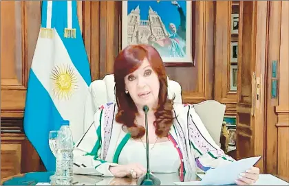  ?? Foto Afp/YouTube/Cristina Kirchner ?? ▲ La vicepresid­enta argentina, Cristina Fernández, se dirigió desde su despacho en el Senado a los fiscales que la procesan.