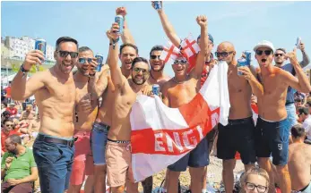  ?? FOTO: DPA ?? Bereit für die nächste Party: Englische Fans am Strand in Brighton.