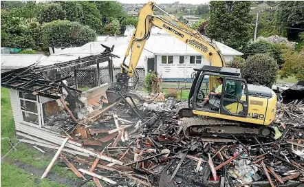  ?? SUPPLIED ?? The Denis Wheeler Earth Moving digger takes the Clawton St house apart.