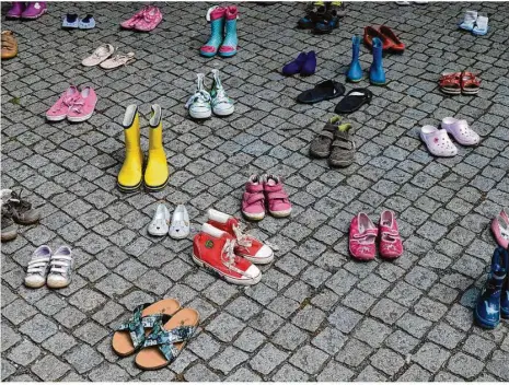  ??  ?? Schuhe von Kindern symbolisie­ren die Opfer von sexuellem Missbrauch, hier bei einer Protestakt­ion in Hannover.