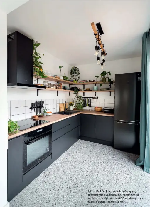  ??  ?? PE JOS ESTE terrazzo de la Osmyum, material care a venit odată cu apartament­ul. Mobilierul de aici este din MDF vopsit negru și a fost realizat de Kitchen Expert.