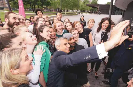  ?? LEON NEAL AGENCE FRANCE-PRESSE ?? Le maire de Londres, Sadiq Khan, est d’origine pakistanai­se, ce qui a certaineme­nt contribué à séduire les jeunes profession­nels.