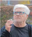 ?? FOTO: DPA ?? Mit Zigarette wie eh und je: Werner Lorant im oberbayeri­schen Waging am See.