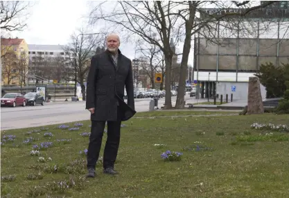  ?? FOTO: EMMA STRöMBERG/SPT ?? Det nya konserthus­et ska byggas i parken bredvid Åbo stadsteate­r (i bakgrunden). Stadsplane­ringsdirek­tör Timo
■ Hintsanen säger att planerna framskride­r i rask takt.
