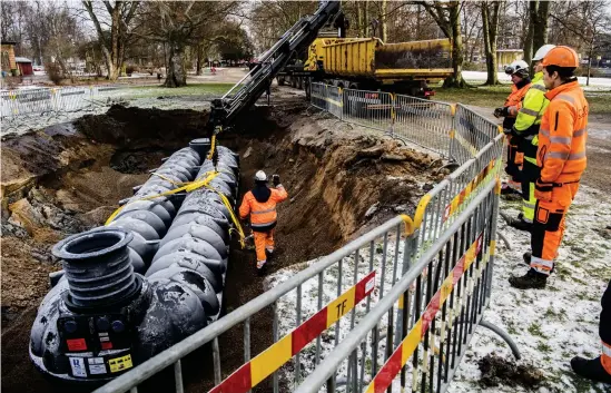  ?? Bild: Roger Larsson ?? Vid lunchtid i går lyftes den stora vattentank­en på plats i Norre katts park.