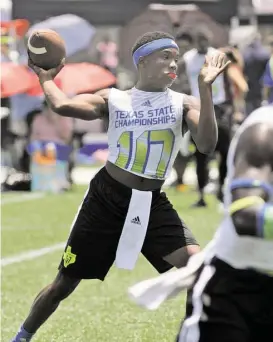  ?? Jerry Baker / For the Chronicle ?? Manvel quarterbac­k D’Eriq King led the Maverick 7-on-7 squad to a state tournament berth in the team’s first outing last weekend.