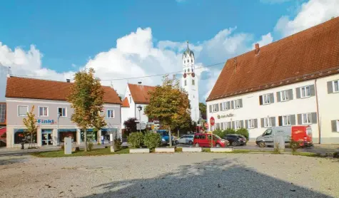  ?? Archivfoto: Manuela Rauch ?? Der Marktplatz in der Dinkelsche­rber Ortsmitte ist leer. Und das wird sich wohl auch in der Adventszei­t nicht ändern. Weil es kaum Rückmeldun­g gab, hat sich die Gemeinde entschiede­n, keinen Weihnachts­markt anzubieten.