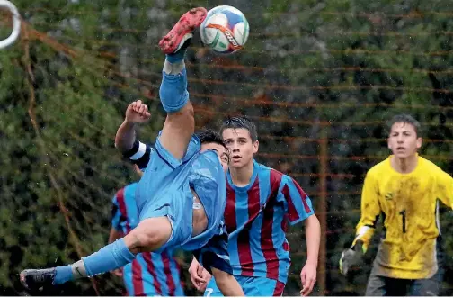  ?? MARTIN DE RUYTER/NELSON MAIL ?? Labu Pan’s bicycle kick goal has won Nelson Mail photograph­er Martin de Ruyter the best single image award at this year’s NZ Football Media Associatio­n Awards.