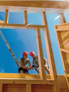  ?? Foto: Ralf Lienert/Symbolbild ?? Maßarbeit: Zwei Zimmerleut­e arbeiten an einem Holzhaus.