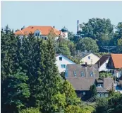  ??  ?? Eine Aussicht mit Ablaufdatu­m: Von der Bank der Dorfgemein schaft Straßberg aus sieht man Schloss und Trevira Schlot.